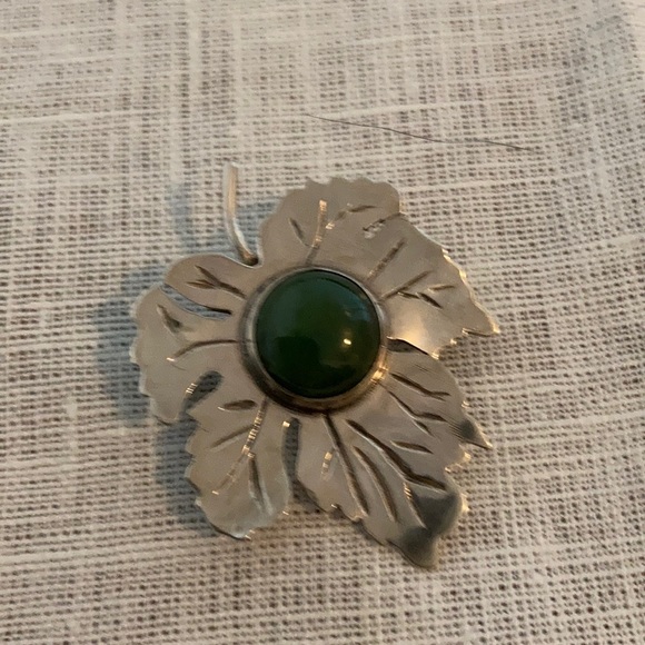 Vintage Maple Leaf Brooch - Picture 4 of 5